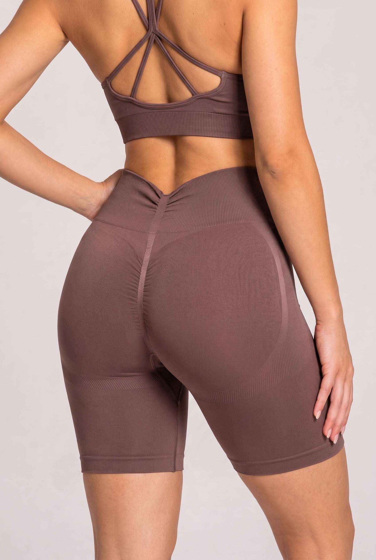Zestaw bezszwowy PUSH UP V-SHAPE top + szorty stalowy brąz - Savannah