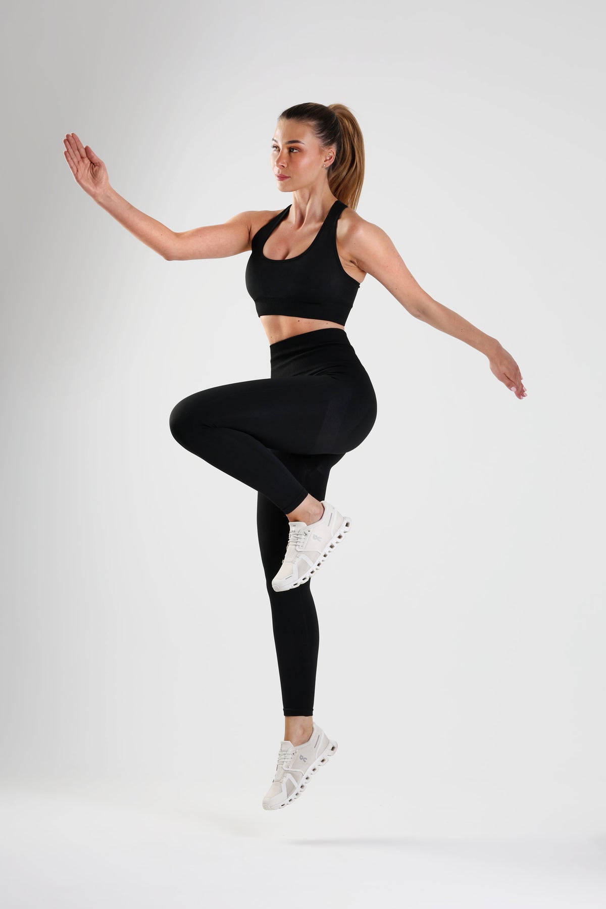 Zestaw bezszwowy sportowy top + legginsy PUSH UP czarny - Florence