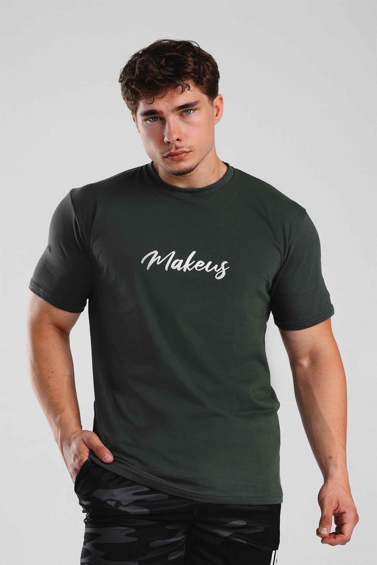 T-shirt męski bawełniany z nadrukiem khaki - MAKEUS