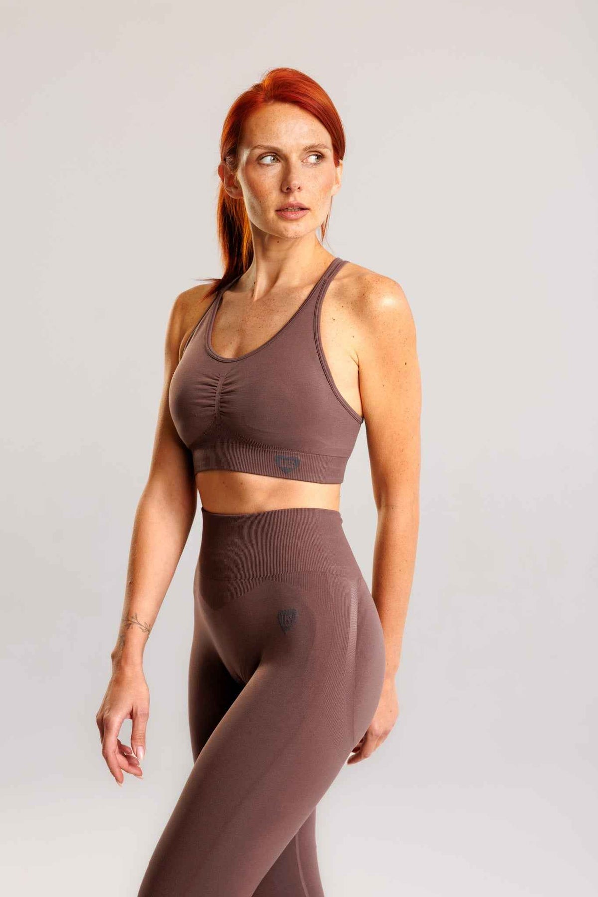 Zestaw bezszwowy PUSH UP V-SHAPE top + legginsy stalowy brąz - Savannah
