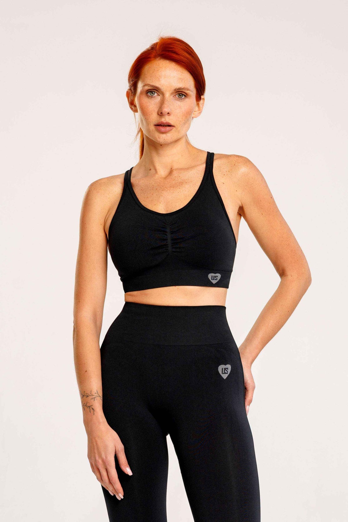 Zestaw bezszwowy PUSH UP V-SHAPE top + legginsy czarny - Savannah