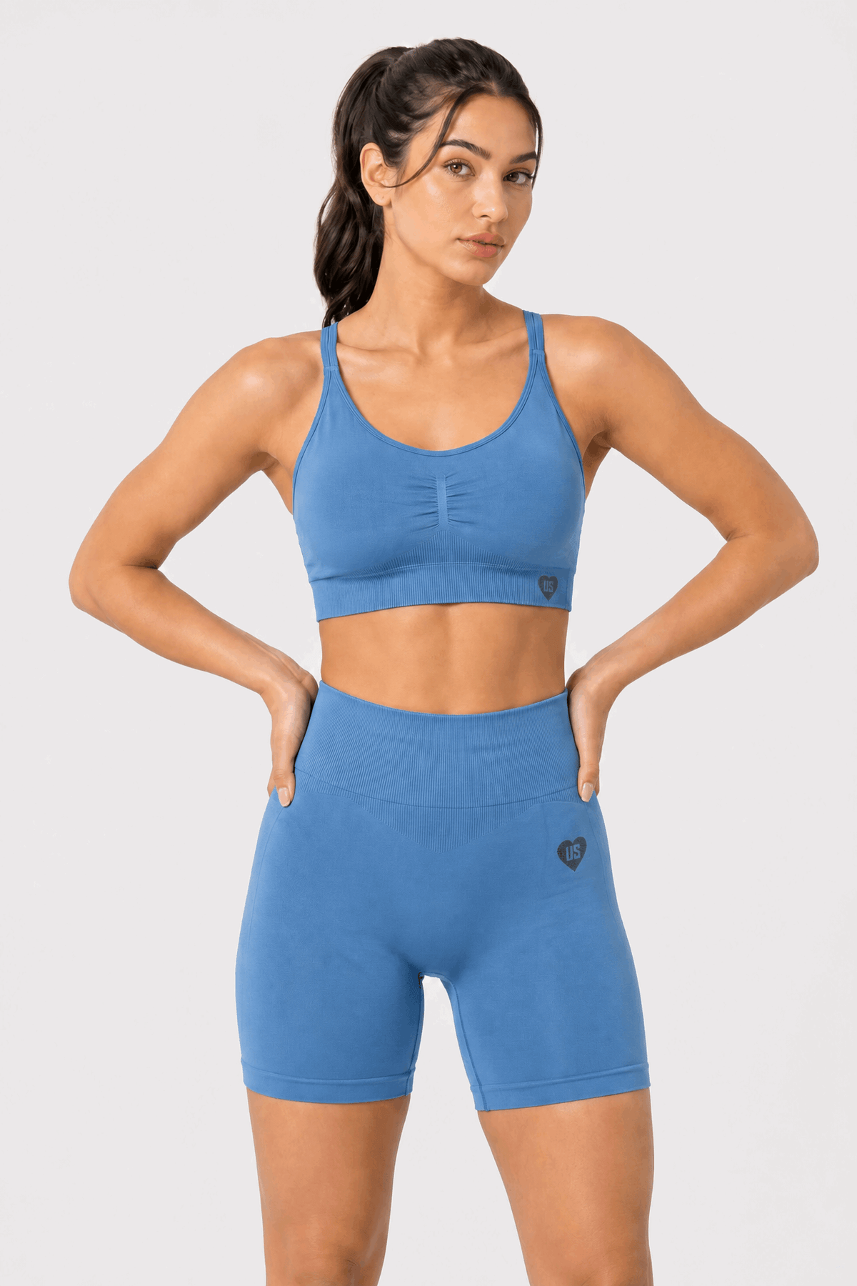 Zestaw bezszwowy PUSH UP V-SHAPE top + szorty lazurowy - Savannah